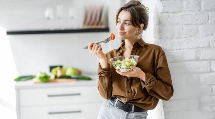 Δείτε πως να φτιάξετε την πιο δροσιστική σαλάτα με κινόα και ροδάκινο [βίντεο]