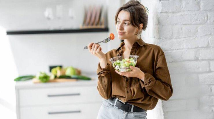 Δείτε πως να φτιάξετε την πιο δροσιστική σαλάτα με κινόα και ροδάκινο [βίντεο]