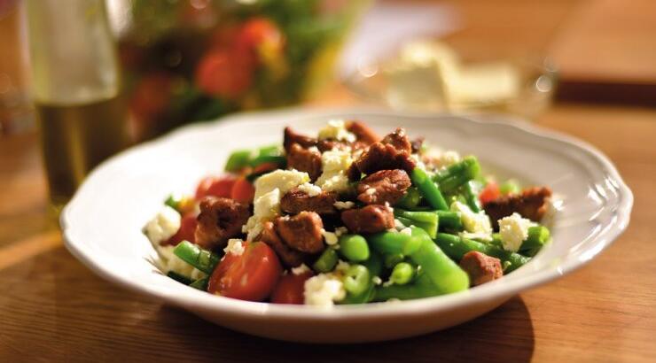 Σαλάτα µε φασολάκια, χοιρινές µπουκιές, τοµατίνια και φέτα