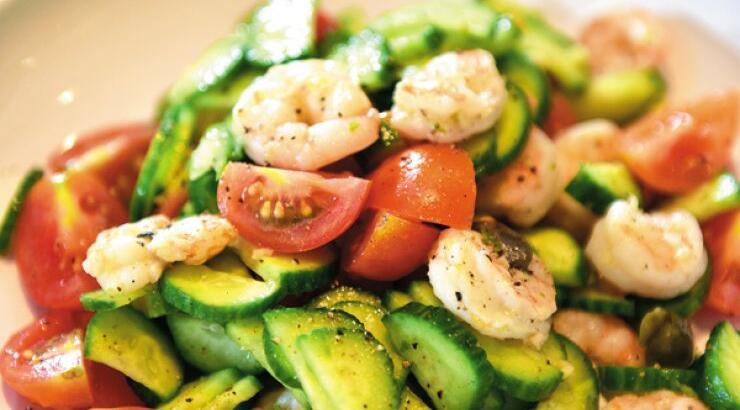 Σαλάτα με γαρίδες, ψιλοκομμένο αγγούρι, λάιμ, κάπαρη και τοματίνια