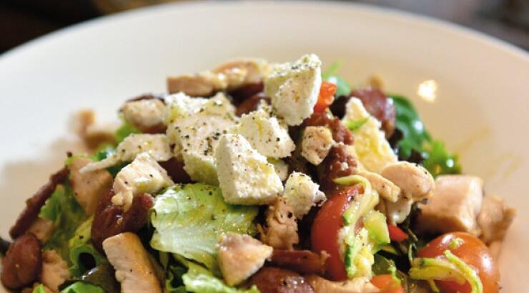 Σαλάτα με κοτόπουλο, κυπριακό λουκάνικο, κολοκυθάκια και πιπεριές Φλωρίνης