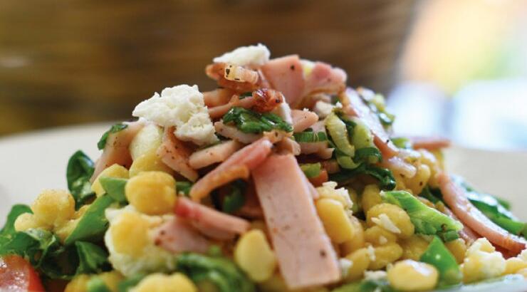 Σαλάτα ρεβίθια με μπέικον, αναρή, τοματίνια και ανάμεικτη πράσινη σαλάτα με dressing μουστάρδας