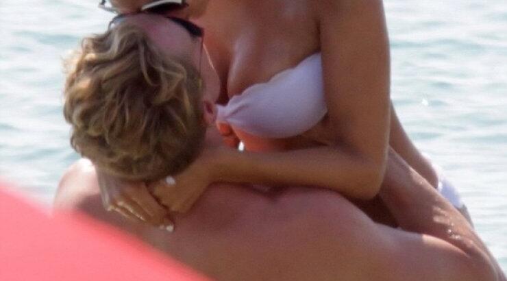 Πασίγνωστη τηλεπερσόνα απολαμβάνει τον έρωτά της στα ελληνικά νησιά!