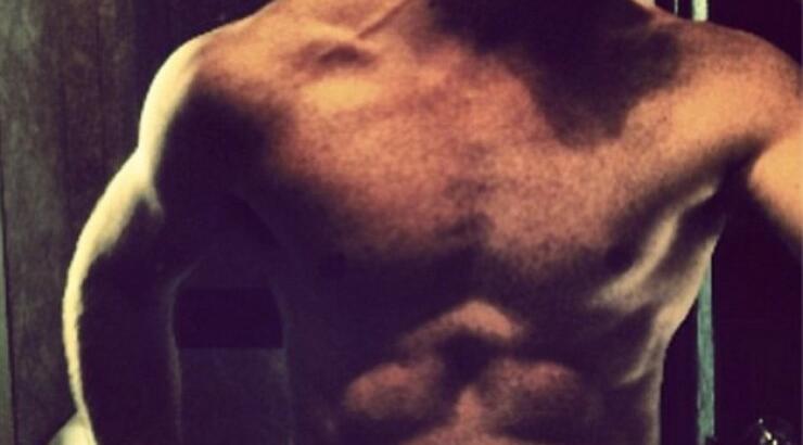 Ο Σαμ Γουόρθινγκτον επιδεικνύει το 6-pack του [εικόνα]
