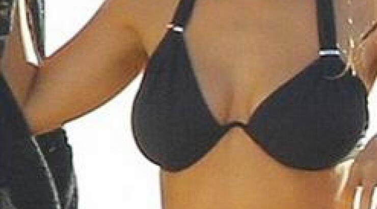 Μπορεί η πασίγνωστη ηθοποιός να είναι 48 και να μη γυμνάζεται όμως έχει κορμάρα!