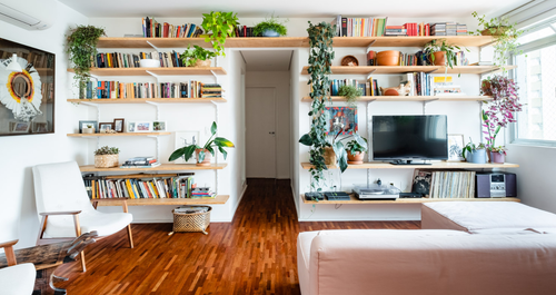 Μέσα σε ένα υπέροχο και φωτεινό διαμέρισμα 99τ.μ. γεμάτο φυτά και χαρακτήρα