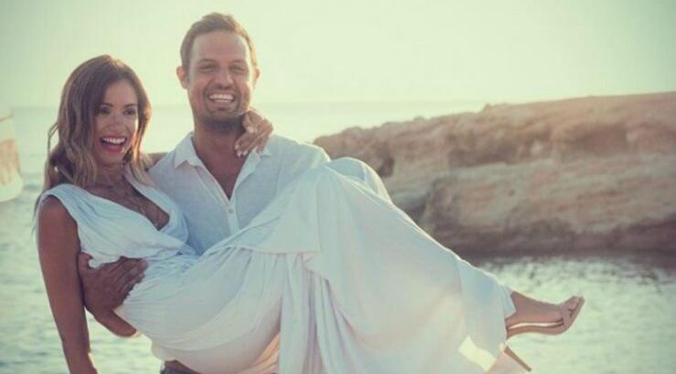 Δεν πιστεύαμε στα μάτια μας! Το πρωτότυπο χριστουγεννιάτικο δέντρο που στόλισαν φέτος ο Σάββας Πούμπουρας και η σύζυγός του! 