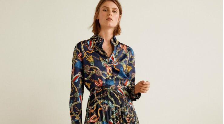 H πλισέ φούστα αυτή τη σεζόν έχει scarf prints