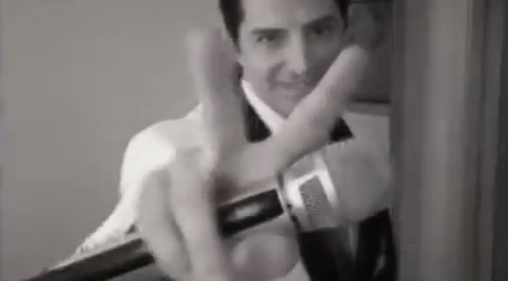 Ο Σάκης Ρουβάς ξυρίζεται και ντύνεται πριν βγει στην πίστα!