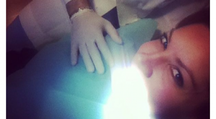 H Μαριάντα Πιερίδη στην καρέκλα του οδοντίατρου