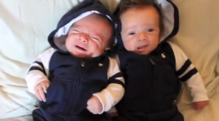 To video της Καλομοίρας με τα δίδυμα