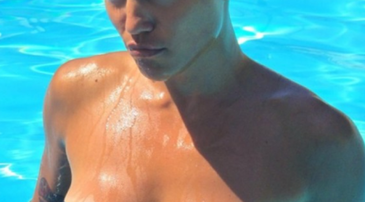 Η Πηνελόπη Αναστασοπούλου τρελαίνει τις παραλίες της Κεφαλλoνιάς