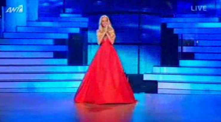 Αγχωμένη και με κατακόκκινη τουαλέτα έκανε πρεμιέρα στο «Dancing» η Δούκισσα Νομικού!