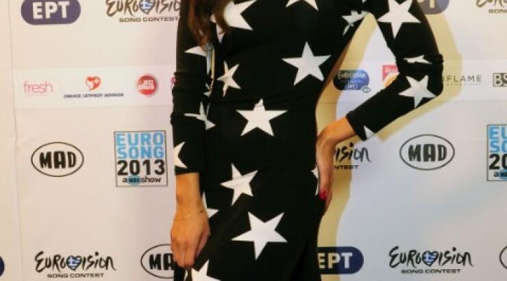 Η απίστευτη τούμπα Ελληνίδας τραγουδίστριας στην πρεμιέρα της