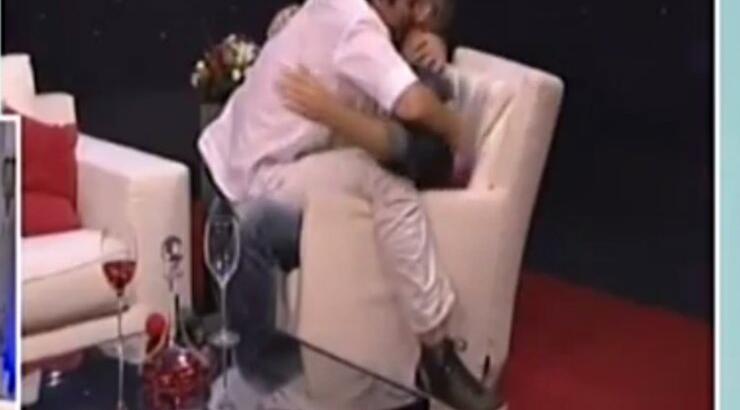 Στράτος Τζώρτζογλου: Γδύθηκε στην εκπομπή του Αθερίδη και τον… "καβάλησε"!