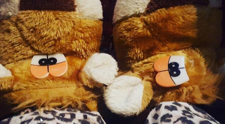 Κύπρια παρουσιάστρια επέστρεψε στο πατρικό της και φόρεσε τις παιδικές της παντόφλες