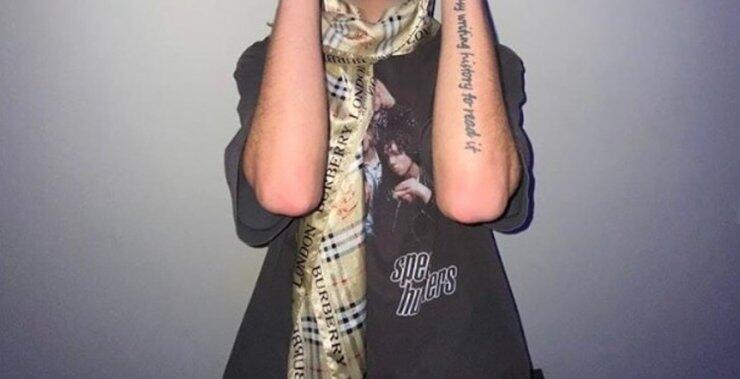 Έλληνας τράπερ συνελήφθη με ποσότητα χασίς! Του πέρασαν χειροπέδες