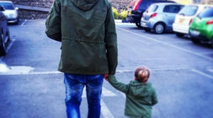 Κύπριος παρουσιαστής ντυμένος το ίδιο με την κόρη του που έχει σήμερα γενέθλια!