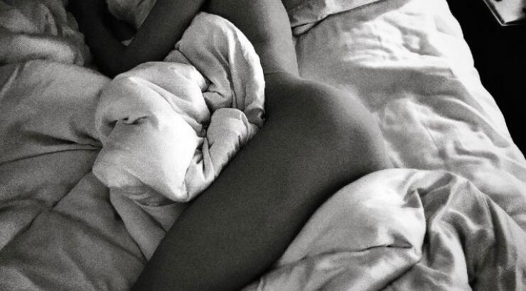 Πασίγνωστος ηθοποιός φωτογράφησε γυμνή τη γυναίκα του στο κρεβάτι!