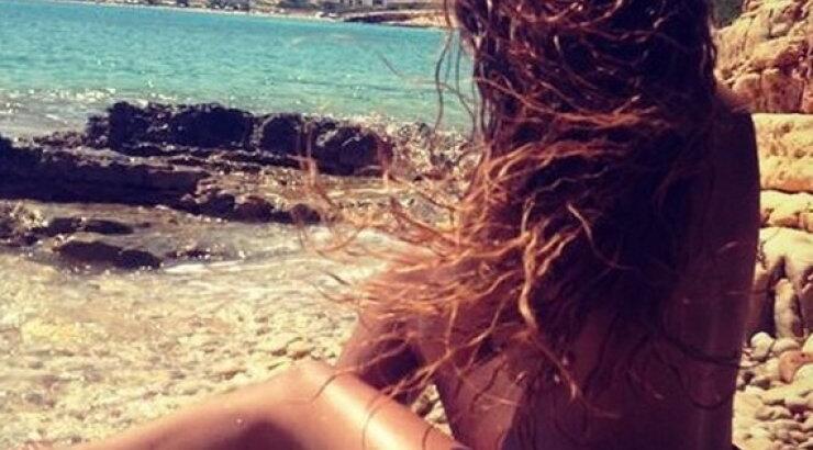 Sexy επώνυμη Κύπρια topless στα Κουφονήσια