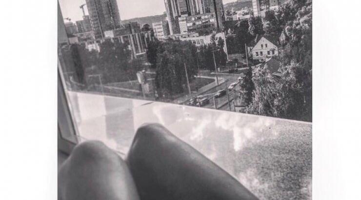 Ποια κούκλα Κύπρια είναι μαζί με το σύντροφό στο εξωτερικό και μας δείχνει τα εντυπωσιακά της πόδια