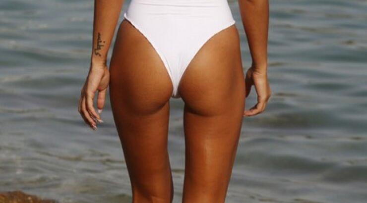 Ποια επώνυμη άναψε "φωτιά" στην παραλία με το string μαγιό της;