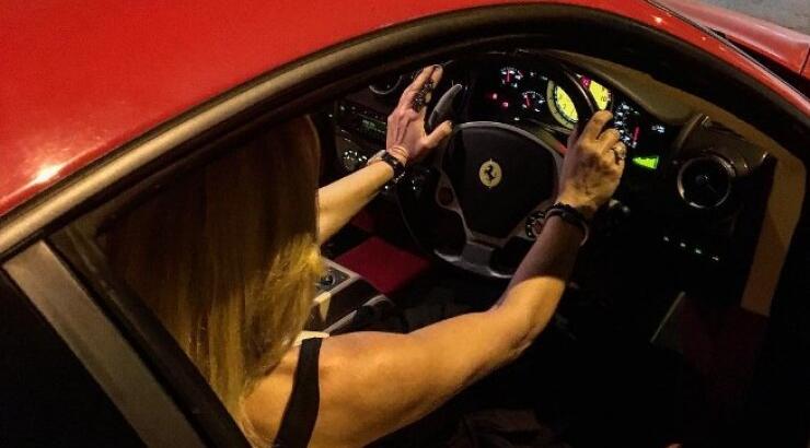 Ποια είναι η επώνυμη Κύπρια που οδηγεί την κόκκινη Ferrari;