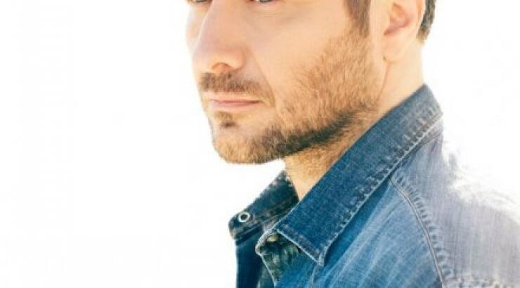 Έρχεται ο Γιάννης Πλούταρχος για μια εμφάνιση δίπλα στη θάλασσα