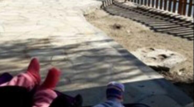 Επώνυμη Κύπρια για βόλτα με τα δίδυμα κοριτσάκια της