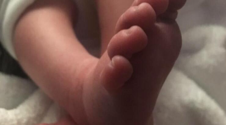 Ελληνίδα παρουσιάστρια γέννησε και δημοσίευσε την πρώτη φωτογραφία του γιου της