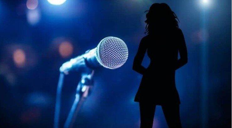 Πασίγνωστη Ελληνίδα τραγουδίστρια ερμήνευσε ένα τραγούδι σε κατάστημα με είδη υγιεινής και πήρε δώρο ότι αγόρασε [βίντεο]