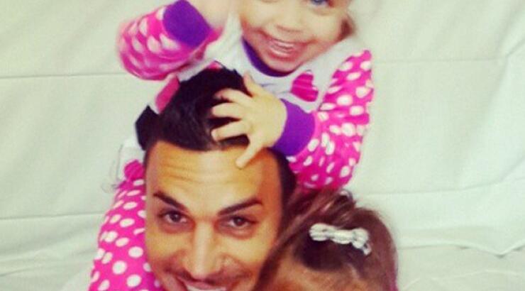 Δείτε με ποιες διάσημες δίδυμες αδελφές μοιάζουν οι κόρες του Κωνσταντίνου Χαραλαμπίδη