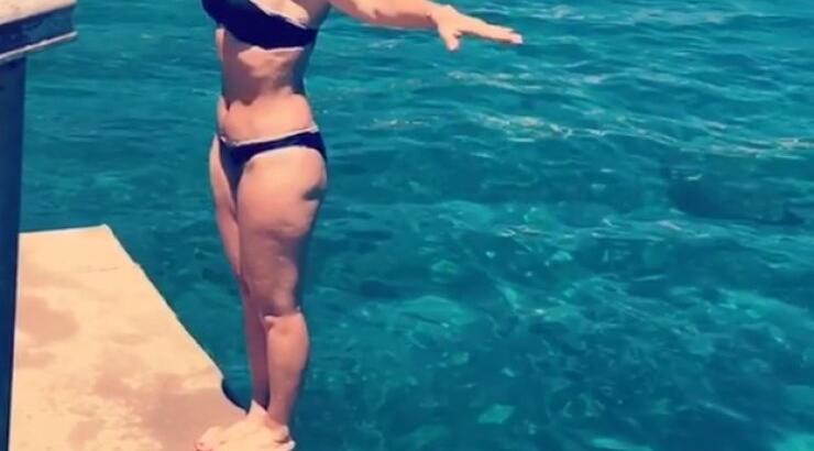 Ελληνίδα παρουσιάστρια "ανέβασε" βίντεο της με μαγιό χωρίς ρετούς