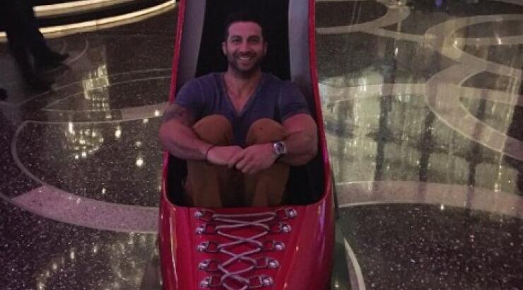 Κυριάκος Πελεκάνος: Ακομπλεξάριστος μας δείχνει το γαμπριάτικο κοστούμι του