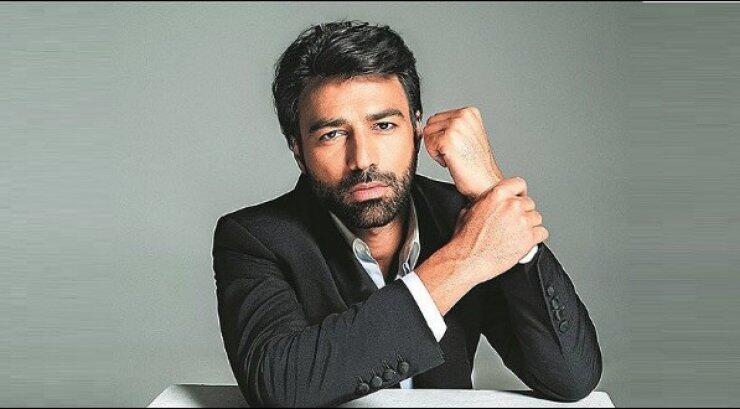 Ανδρέας Γεωργίου: Δείτε τι βάζει τους πρωταγωνιστές της σειράς του να του ετοιμάσουν μισόγυμνοι