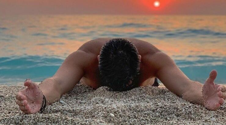 Κούκλος Έλληνας τραγουδιστής δημοσίευσε αγγελία γάμου - Την ίδια μέρα θα βαφτίσει και την κόρη του