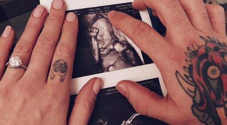 Διανύει το 6ο μήνα της εγκυμοσύνης της και μας δείχνει την φουσκωμένη της κοιλίτσα