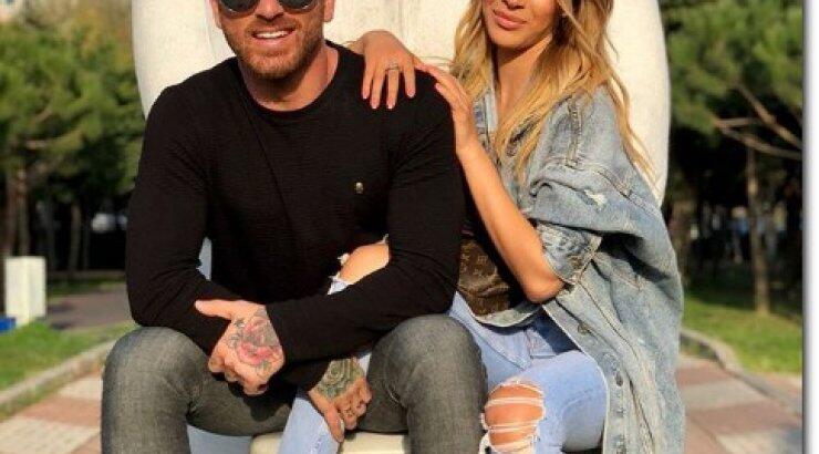 Δώρος Παναγίδης: Δείτε τι απάντησε όταν δημοσιογράφος ρώτησε την Αθηνά Χρυσαντίδου εάν θα ανεβούν τα σκαλιά της εκκλησίας [βίντεο]