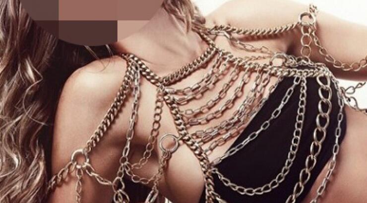 Ελληνίδα μοντέλο "χτύπησε" τατουάζ το αποτύπωμα του γιού της