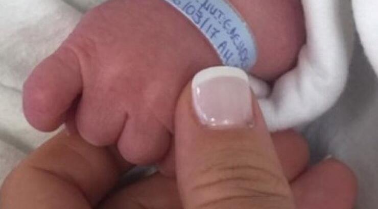 Το ζευγάρι της ελληνικής showbiz μας δείχνει πρώτη φορά το νεογέννητο γιο του