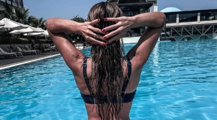 Είναι έγκυος: H εμφάνιση στη σκηνή Ελληνίδας τραγουδίστριας πρόδωσε το γλυκό μυστικό της