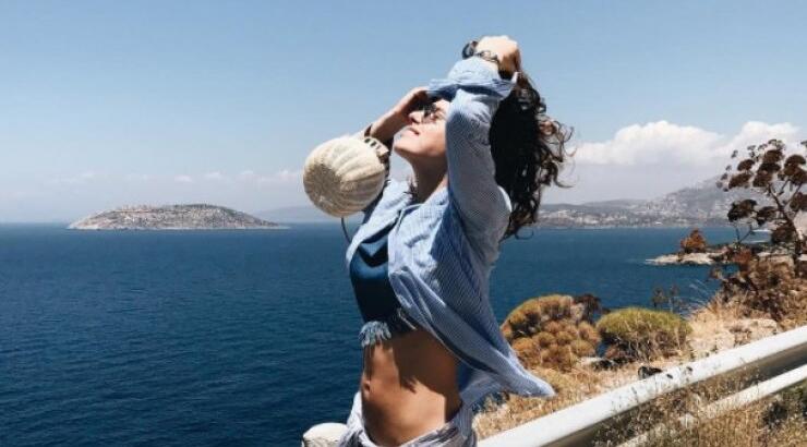 Κούκλα επώνυμη Ελληνίδα 40 μέρες μετά το τοκετό δείχνει το σημάδι της εγκυμοσύνης της