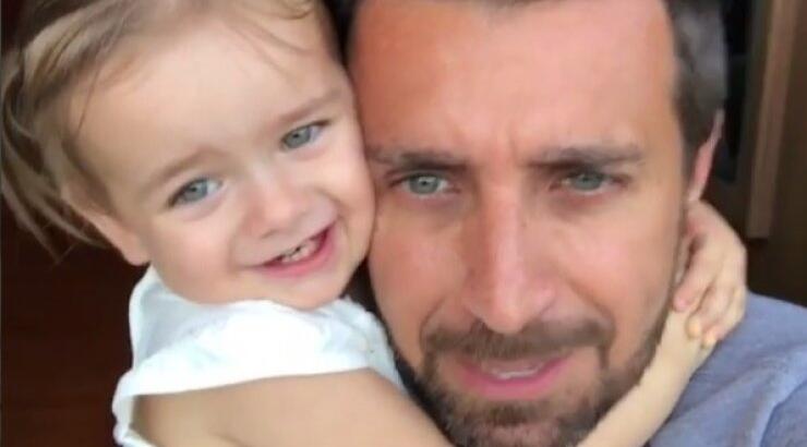Η πιο κούκλα! "Λιώσαμε" με το βίντεο του Θάνου Πετρέλη με την μικρή του κόρη