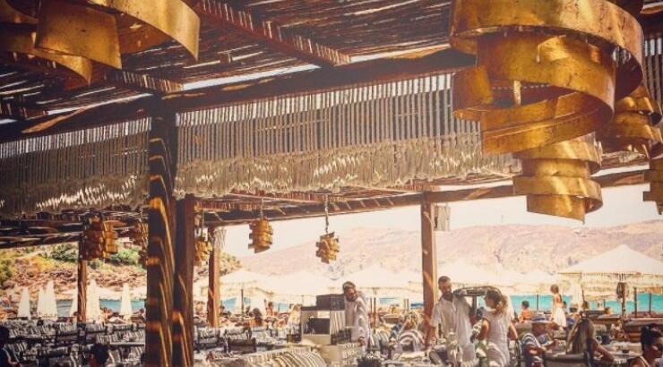 Απίστευτο: Κύπριες socialite με ακριβώς το ίδιο outfit σε κοσμική παραλία της Μυκόνου