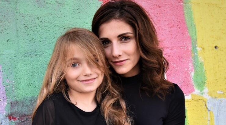 Ειρήνη Καραγιωργή: Έβαλαν μπικίνι με τη μεγάλη της κόρη και έκαναν βουτιές στην παραλία [εικόνες[