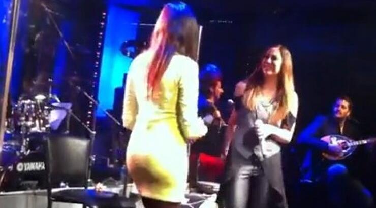 Αίμιλη Χαραλάμπους: Χαμός η στιγμή που τραγουδάει με την Μελίνα Ασλανίδου σε μαγαζί της Αθήνας