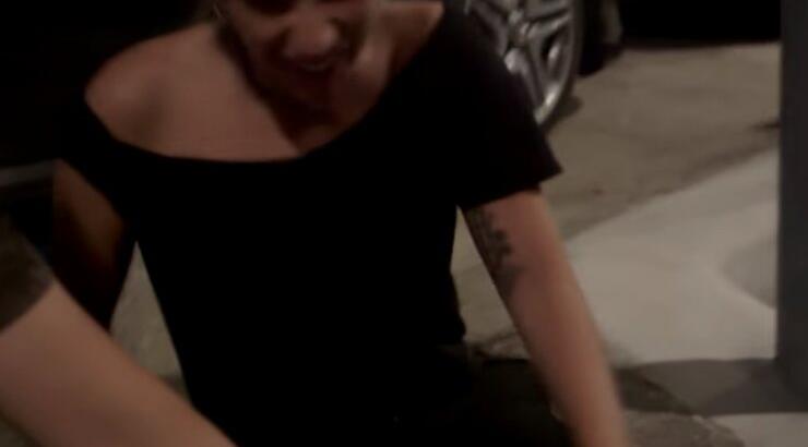 Απίστευτο: Καταγράφηκε από κάμερα την ώρα που έκανε χρήση ναρκωτικών η γνωστή τραγουδίστρια