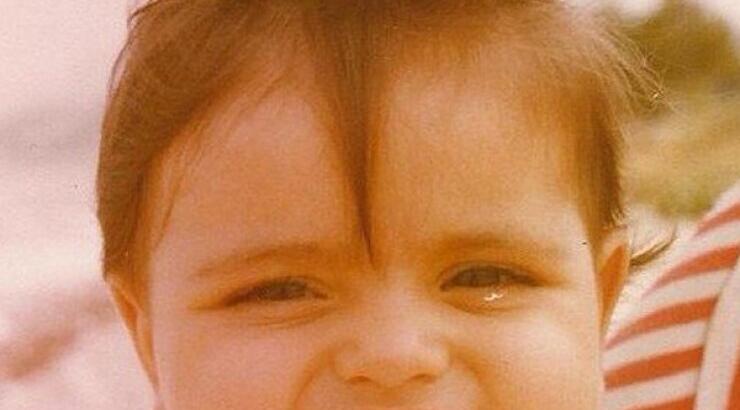 Ποια Ελληνίδα τραγουδίστρια είναι το μωράκι της φωτογραφίας