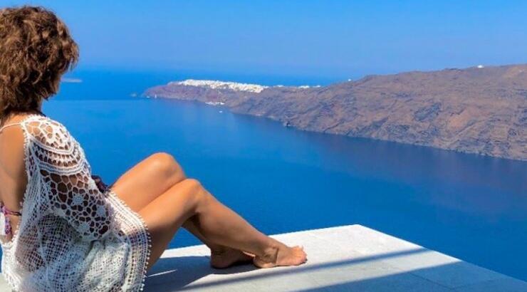 Πασίγνωστη Ελληνίδα ηθοποιός topless στη Σαντορίνη με φόντο το ηφαίστειο 