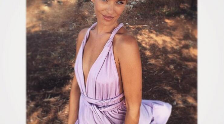 Αυτή είναι η κούκλα σύντροφός τηλεοπτικού προσώπου που απολαμβάνουμε στο ΣΙΓΜΑ